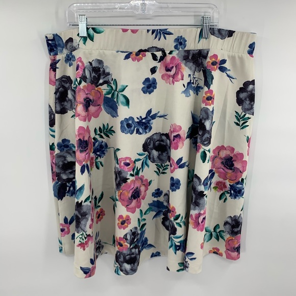 Torrid Mini Floral Skater Skirt Scuba Size 1 1X - Picture 7 of 7